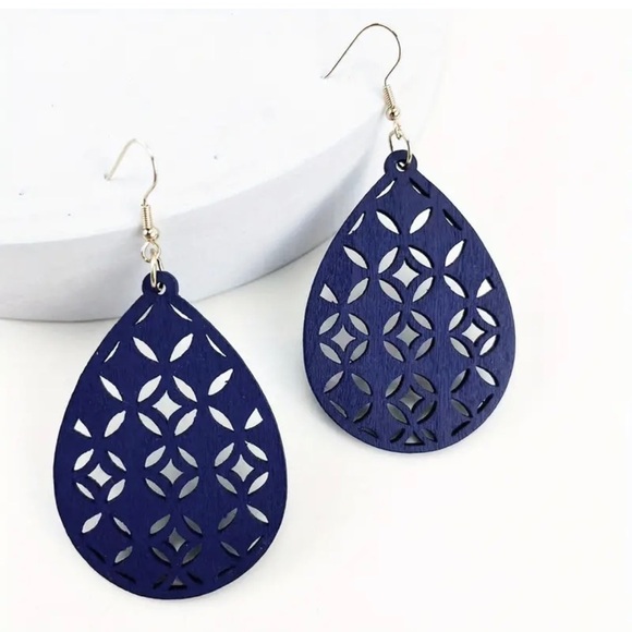 ⭐️ 5 for $25 Natural Wood Navy Blue Painted Lightweight Carved Earrings - Picture 1 of 4